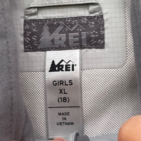 Light weight REI jacket for kids size XL /18 also fit a woman size small - Picture 3 of 3